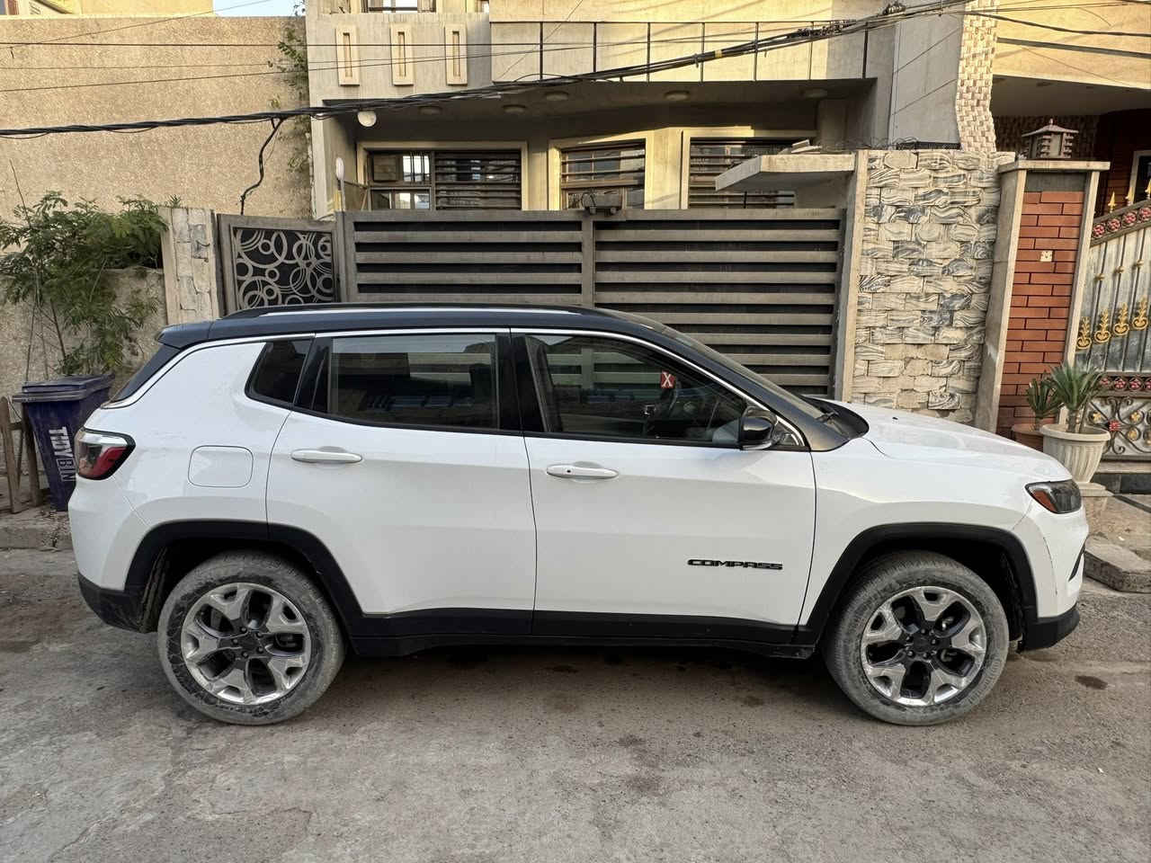 � للبيع: جيب كومباس 2022 – Limited (فول عدا فتحة السقف) 🚘

✨ الموديل: جيب Compass 2022 Limited
✨ الحالة: جيد جداً
✨ اللون: أبيض مع سقف أسود (Two-colour)
✨الضرر: احتراق المحرك 
✨ السعر: 16,200$

🔹 المواصفات والمميزات بدقة:

المحرك والأداء:

 • محرك 2.4L بنزين، 4 سلندر
 • ناقل حركة أوتوماتيك 9 سرعات
 • قوة حوالي 180 حصان
 • دفع رباعي AWD لأداء ممتاز على جميع الطرق
 • عزم دوران قوي وتسارع سلس

التجهيزات الداخلية:

 • شاشة لمسية كبيرة مع نظام ترفيهي وملاحة GPS
 • 6 وسائد هوائية للسلامة
 • مقاعد جلد فاخرة مع تدفئة المقاعد
 • مكيف أوتوماتيكي متعدد المناطق
 • تحكم في الصوت والمقود
 • بصمة دخول بدون مفتاح
 • نظام مراقبة النقطة العمياء

التجهيزات الخارجية:

 • مصابيح LED أمامية وزينون
 • كشافات ضباب
 • حساسات ركن أمامية وخلفية + كاميرا خلفية
 • تصميم Two-Tone أنيق: أبيض مع سقف أسود

ميزات إضافية:

 • مثبت سرعة Cruise Control
 • قيادة مريحة وهادئة على المدينة والطرق السريعة
 • صندوق خلفي واسع ومساحة رحبة للركاب

📌 عدد الكيلومترات: [25,150] كم
📌 نوع الوقود: بنزين

💡 لماذا هذه السيارة؟
✔ تصميم عصري وجذاب
✔ تجهيزات فخمة وراحة عالية
✔ أداء ممتاز على جميع الطرق
✔ فرصة رائعة لامتلاك سيارة شبه جديدة بسعر منافس

📞 للتواصل: [***********/ واتساب]
