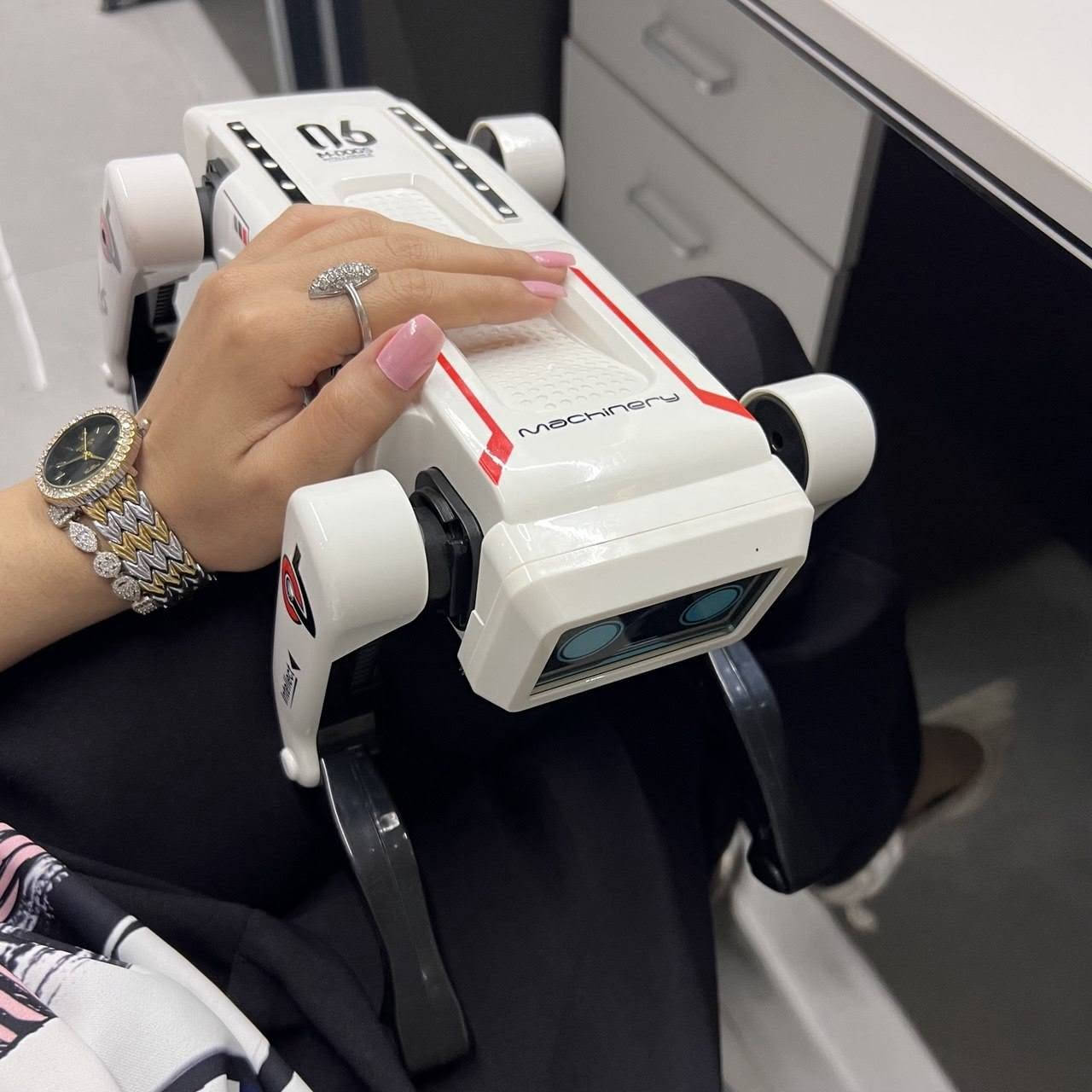 روبوت الكلب الذكي AI ROBOT – تحكم عن بُعد 2.4GHz مع أوامر صوتية

روبوت كلب تفاعلي يعمل بالتحكم عن بُعد بتقنية 2.4GHz، مصمم للحركة واللعب وتنفيذ أوامر متعددة مع إضاءة وموسيقى.

 • يعمل بتحكم عن بُعد بتردد 2.4GHz لسهولة التحكم بالحركات.
 
• يدعم الأوامر الصوتية (Voice Control) والتفاعل المباشر.
 
• مزود بخاصية البرمجة لتنفيذ الحركات حسب تسلسل الأوامر.
 
• حركات متعددة مثل: التقدم للأمام، الالتفاف، الجلوس، النهوض، والانحناء.
 
• يحتوي على موسيقى، رقصات ديناميكية، وإضاءة جذابة.
 
• يدعم وضع الدورية التلقائية (Auto Patrol) ووضع الاستعراض (Stunt).

 • ريموت كنترول 2.4GHz
 • تحكم صوتي
 • الفئة العمرية: 8 سنوات فأكثر
 • الروبوت: بطارية ليثيوم قابلة لإعادة الشحن 3.7V 
 • الريموت: 2 × بطارية AA 1.5V

الملحقات:
 • جهاز تحكم عن بُعد
 • بطارية ليثيوم قابلة لإعادة الشحن 3.7V
 • كابل شحن بغداد, العراق


**إذا كنت صاحب هذا الإعلان وتريد حذفه لأي سبب، رجاءا أرسل رسالة إلى الدعم الفني**