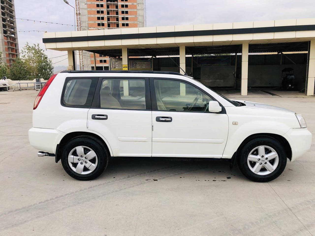 نیسان ئێکستڕاڵ مۆدێل٢٠١٣ بێ دەعم وقرچ.ئەوەی لەڕەسمەکەیا دیاریم کردووە بۆیاخە.کە دەرگای سەکن ژێر ئاوێنەکەیە.دو چەمەڵەغی پێشەوەی کەماددەی فایبەرگڵاسە پەمپە بێ دەعم ماباقی بەشەرتی فەحس.تەبرید ساردوگەرم ئیش ئەکات.گێڕ ئۆتۆماتیک مەکینە٢.٥.سەنەوی وژینگەو ڕێگاوبانی تازەیە.وەکالەی بەناوی خۆمەوەیە.تاقمێک تایەم تازە بۆ کڕیوە.نرخی٩٤گەڵاو مامەڵە.گۆڕینەوەش ئەکەم بەسەیارەیەک بەدڵم بێت.لەسلێمانیم/***********/*********** السليمانية, العراق
