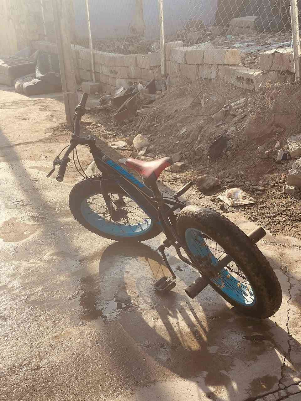 سلام عليكم باسكل جبلي شركةMIGEERماركة اصليه حجم الاطار20X4.0جبليات اصليه 6نمر سريع 💨 حجم الباسكل20بوصه يعني وسط الحجم تاخذو ما تصرف عليه ربع رايدو ب135ويه الحماليات وبدون الحماليات ب125الف ما يعوزو غير صجمات ب3الاف  قعاديه رياضي بريكات سليمه للتواصل على الرقم  فقط خاص ما موجود يتحمل وزن١٤٠كيلو***********
