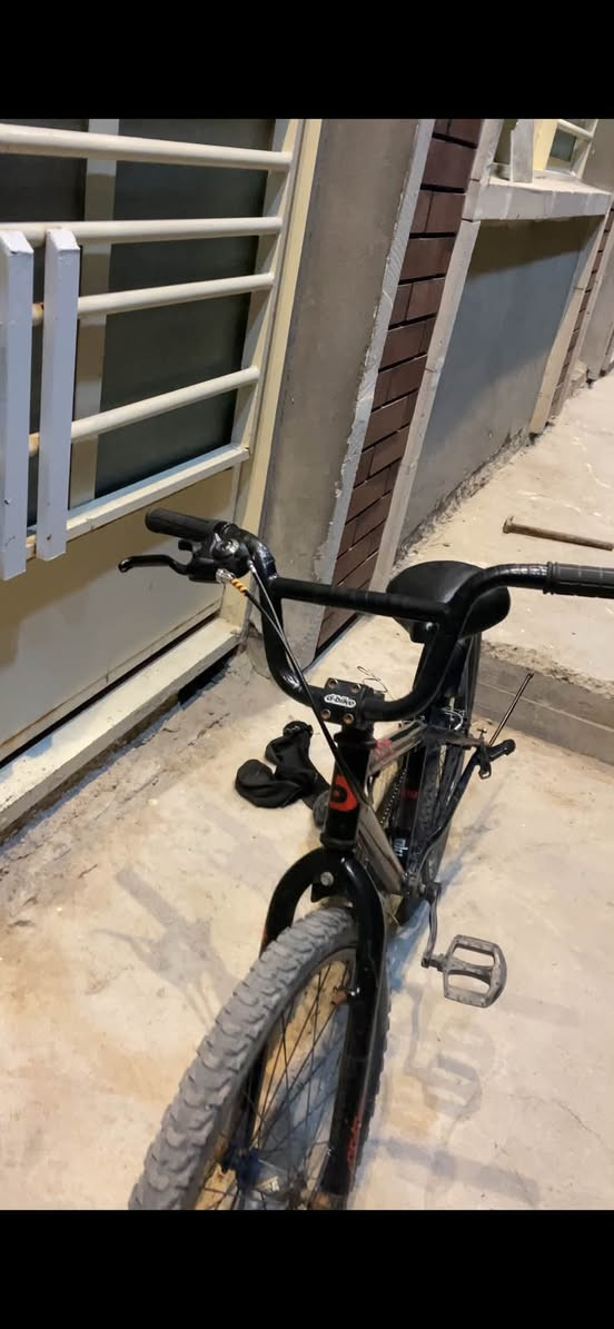 السلام عليكم شبابنه الطيبه
للبيع: بايسكل d-bike ستايل BMX هجين (حالة زيرو) 🚴‍♂️🔥
المواصفات والتفاصيل:
 النظافة: البايسكل أخت الجديد، كلشي بيه شغّال ونظيف جداً، شخط واحد ما بيه وتمركزه بالعين قبل لا تشتري.
 المميزات:
 شاصي قوي ومتين.
 يحتوي على نظام دبلات (مساعدين) لراحة أكبر بالمشي وإمتصاص الصدمات.
 مزود بـ كير (سرعات) شغّال وسلس جداً بالمشي.
 الستيرن ستايل BMX مرتفع ومريح للتحكم.
 الحالة الفنية: التايرات والزنجيل والبريكات كلها بوضع ممتاز وجاهزة للاستخدام فوراً، ما يحتاج تذب عليه ولا دينار.

📌 المكان: [بغداد الدوره شارع ٦٠ نهايه ال ١٢٠]

💰 السعر: [100 ] (وبي مجال)
📞 للتواصل: راسلني على الخاص أو اتصل على الرقم واتساب : [***********]
