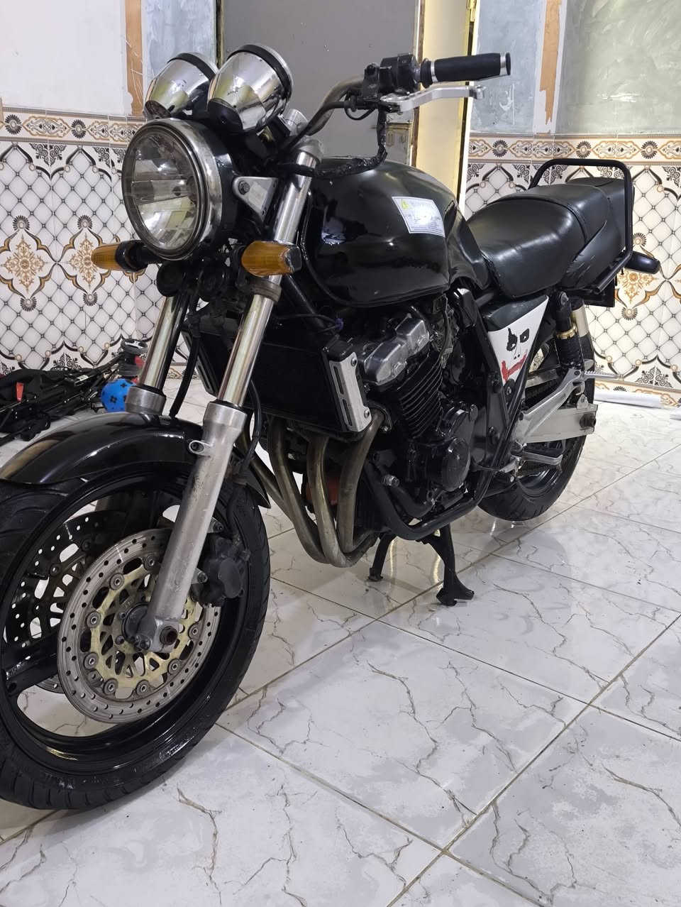 بيع مستعجل جوه سوك هوندا سي بي فور 400 16 ولف مكينه ناعمه وتخبل دراجه جاهزه شرط فصله وبطناش بل 1,2,3 معدل 180 شرط دراجه جديده ومداريها بل عافيه عل يأخذه دراجه كفاله سعر ب 10 شراي يتواصل وبخدمته *********** مكاني ناصريه مركز
