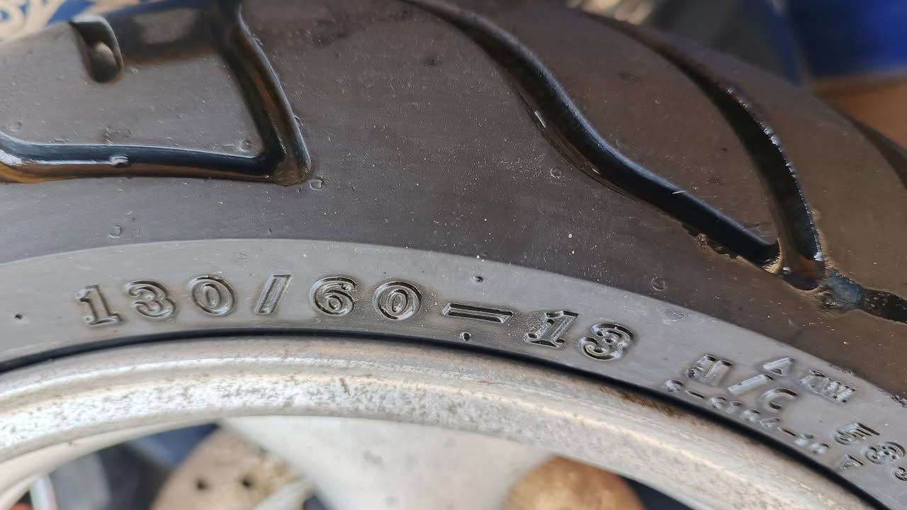 السلام عليكم 
تاير دراجة للبيع بالة اصلي حجم 13-60-130 رياضي 
شرط النضافة والجدة. 
الاتصال *********** 
يوجد توصيل جميع المحافظات.
