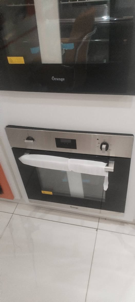 تتميز أجهزة أورنج (Orange) المدمجة (بلت-ان) بتصاميم عصرية (ستانلس ستيل أو زجاج أسود) وأداء إيطالي عالي الجودة، وتشمل أفران غاز/كهرباء بسعات كبيرة (تصل إلى \(145\) لتر)، طباخات 5 شعلات مع أنظمة أمان، وميكرويف مدمج (26 لتر) بقوة \(900\) واط مع شواية، وتتميز بوجود مروحة تبريد وتوزيع حرارة. فيما يلي أبرز مواصفات منتجات أورنج "بلت-ان" (Built-in): 1. أفران أورنج المدمجة (Built-in Ovens) أفران غاز (90 سم): بسعة ضخمة تصل إلى \(145\) لتر، نظام إيطالي، مروحة مزدوجة، شاشة تايمر، نظام حماية (Safety)، وإشعال ذاتي.أفران كهربائية (60 سم): بسعة \(56\) لتر أو أكثر، 8 وظائف طهي، زجاج سميك، ومروحة تبريد.المميزات: تصاميم زجاجية سوداء أو ستانلس ستيل، مقابض ميكانيكية، وبعض الطرازات تشمل سلة قلاية هوائية (Air Fryer). 2. طباخات أورنج (Hob/Cooker) المواصفات: طباخات غاز (90 سم) بـ 5 شعلات، أو شعلات غاز بتصميم مدمج.الأمان: نظام أمان كامل، مقابض تحكم أمامية، وشعلة ووك (Wok) للأداء العالي.التصميم: متوفر بزجاج أسود، ستانلس ستيل، وبعض الموديلات تحتوي على إنارة LED في المقابض. 3. ميكرويف أورنج المدمج (Built-in Microwave) السعة والأداء: سعة 26 لتر، قوة ميكرويف 900 واط، وقوة شواية 800 واط.الوظائف: أوضاع طهي متعددة (تسخين، تذويب، شواء)، قفل أمان للأطفال، وسطح مقاوم لبصمات الأصابع. الضمان وبلد الصنع: معظم الأجهزة تأتي بضمان لمدة سنة.تتميز بلمسات إيطالية في التصميم أو الأداء.

للحجز والاستفسار *********** واتساب
للحجز والاستفسار *********** واتساب
للحجز والاستفسار *********** واتساب

تتوفر خدمة التوصيل مجاني كافة مناطق بغداد
تتوفر خدمة التوصيل مجاني للمحافظات
