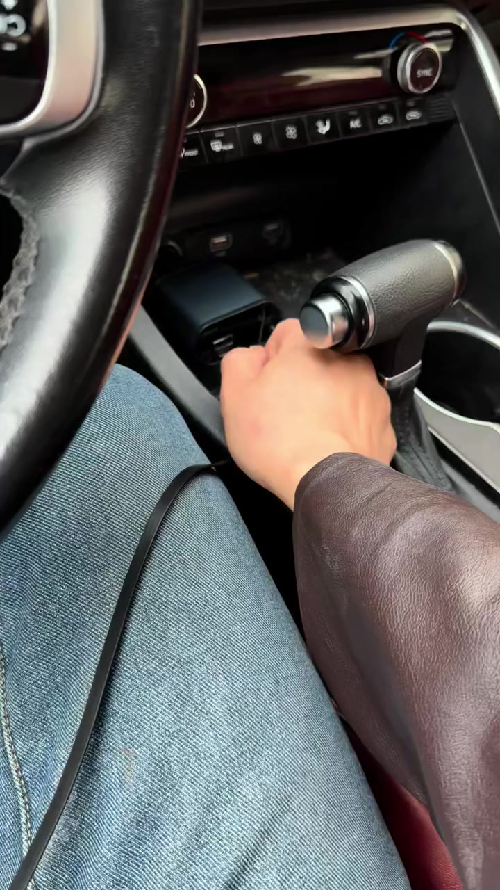 شاحن سيارة سريع 4 في 1 بكيبلات قابلة للسحب – قدرة حتى 120W

• شاحن سيارة عملي بتصميم ذكي 4 في 1 مزوّد بكيبلات قابلة للسحب، يتيح شحن عدة أجهزة بسهولة داخل السيارة مع تنظيم أفضل للأسلاك.

• 4 منافذ شحن في جهاز واحد
يدعم شحن عدة أجهزة بفضل وجود منافذ USB و Type-C بالإضافة إلى الكيبلات المدمجة.

• كيبلات شحن تلسكوبية قابلة للسحب
تصميم Retractable يساعد على تقليل الفوضى داخل السيارة مع إمكانية سحب وإرجاع الكيبل بسهولة.

• إمكانية شحن حتى 4 هواتف في نفس الوقت
مناسب للاستخدام العائلي أو أثناء السفر بفضل تعدد المنافذ والكيبلات.

• زاوية دوران حتى 180°
رأس الشاحن قابل للتعديل بحرية حتى 180 درجة لسهولة الاستخدام داخل منفذ السيارة.

• حماية مدمجة أثناء الشحن
مزود بحماية من التيار الزائد و الدوائر

 • النوع: شاحن سيارة 4 في 1
 • القدرة القصوى: 120W
 • طول الكيبل القابل للسحب: 800 مم
 • خرج iPhone: 5V / 2.4A
 • خرج USB: 5V / 2.4A
 • خرج Type-C: حتى 100W (Super Fast Charging)
 • خرج كيبل USB-C: 5V / 3A
 • الجهد المدخل: 12V – 24V
 • الأبعاد: 139 × 65 × 34.5 مم
 • المادة: ABS + PC
 • القدرة الاسمية: Max 120W


**إذا كنت صاحب هذا الإعلان وتريد حذفه لأي سبب، رجاءا أرسل رسالة إلى الدعم الفني**