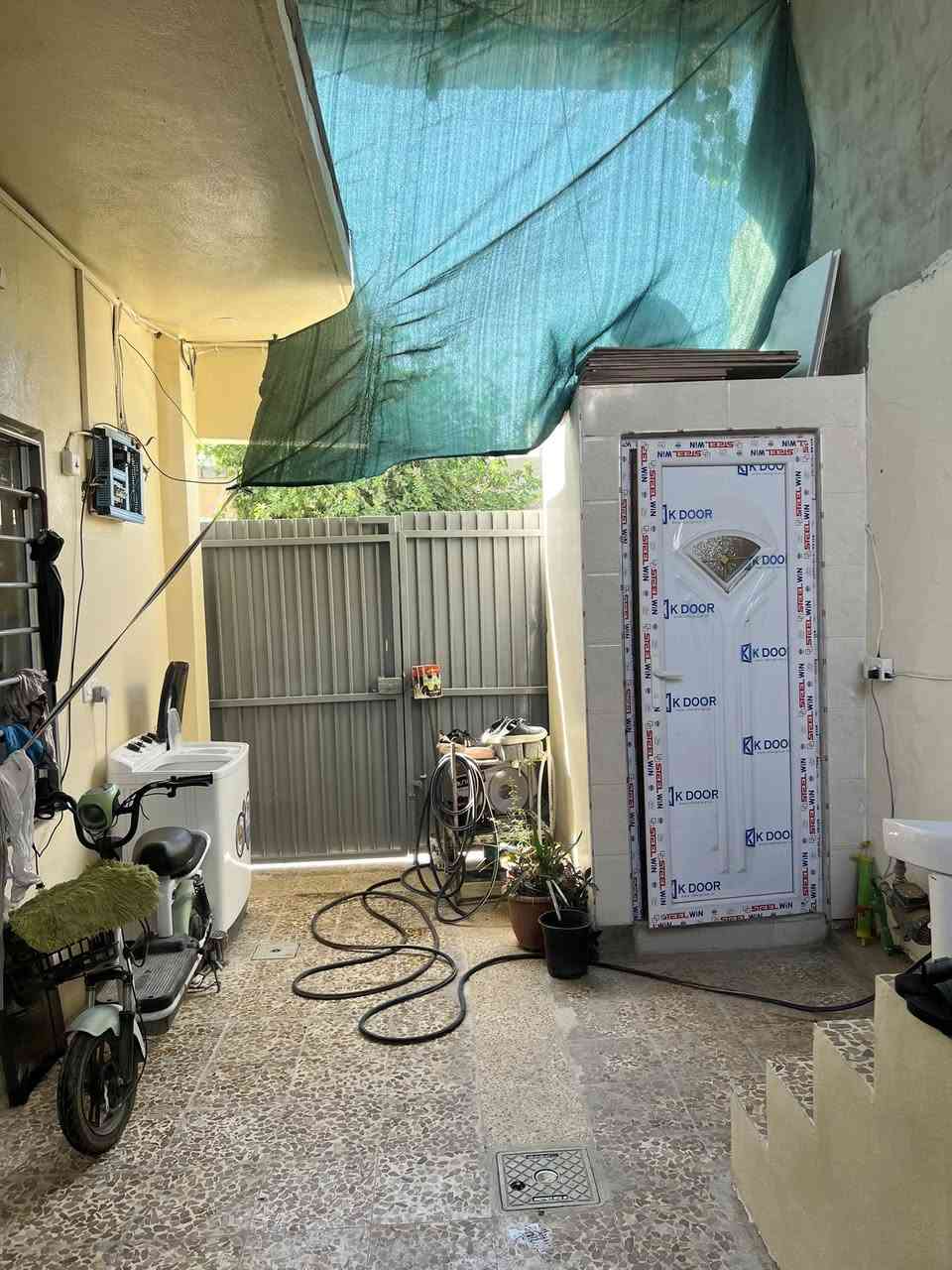 ‏سلام عليكم تعال للبيع حي البكر منظمة مساحة 90 متر زراعي التواصل على الرقم التالي￼ *********** ويوجد مرواس مع بيت يكون بالسماح ￼ شكرا
