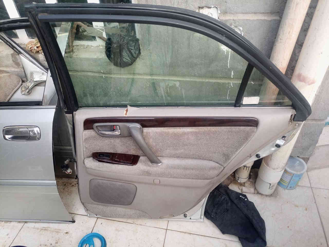 السلام عليكم بوب عدد 3  ملكه كرستال مقفلات منزوعان من سياره 
مكان شطره الشراي يتصل انه مكلف بنشر ***********
