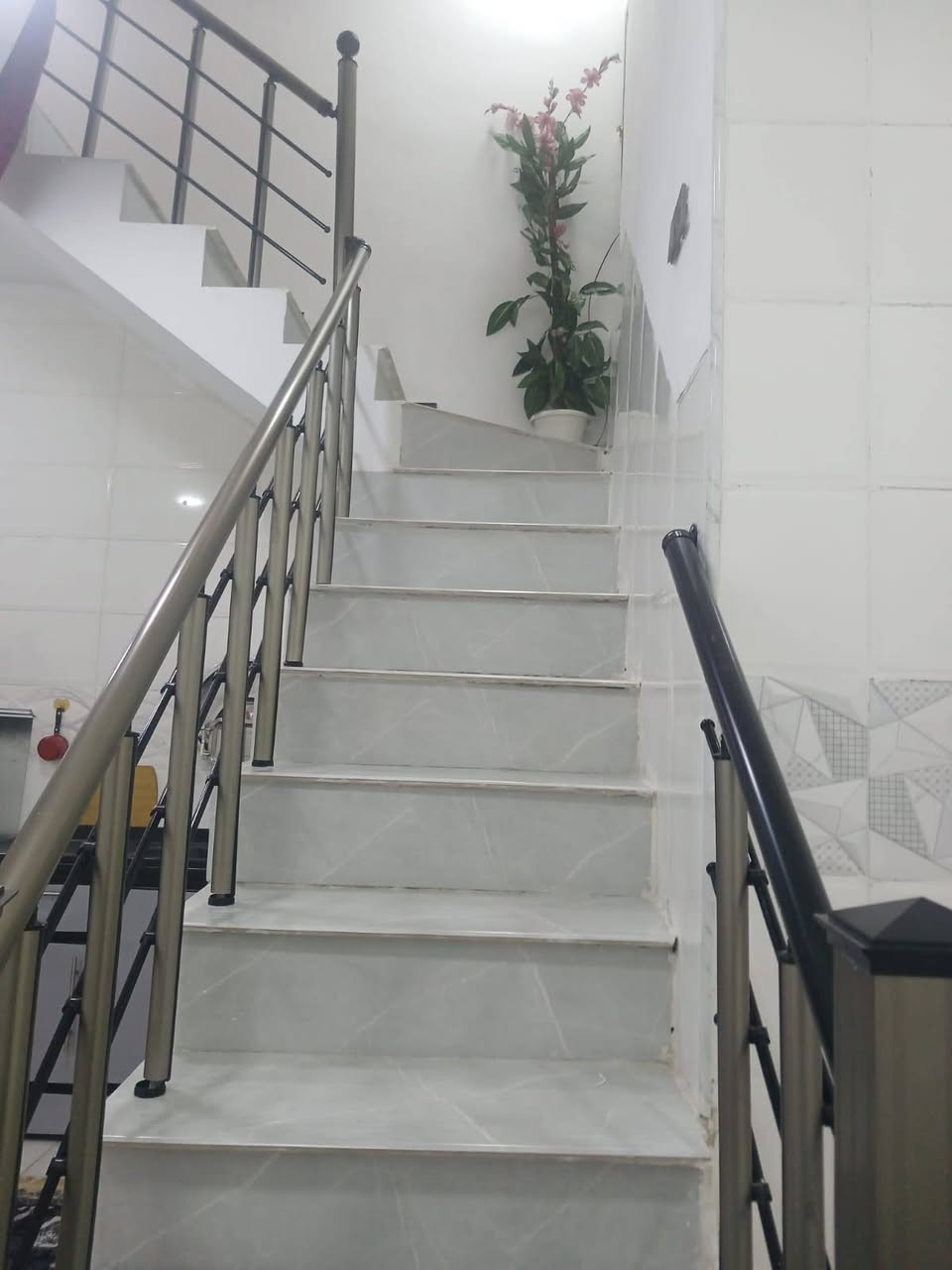 السلام عليكم دار للبيع السعر ( 110) مليون
الزعفرانية منطقة بيت بنيه فرع( 29) 

بناء حديث 

طابقين المساحة 100 متر مربع طابو زراعي سند 25 

الطابق الاول استقبال+صاله ومطبخ+صحيات +غرفة نوم

الطابق الثاني غرفتين نوم +صحيات

للتواصل *********** واتساب
