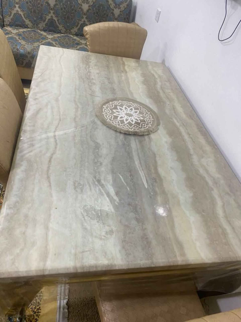 #ميز طعام ٦كراسي مرمر ثقيل
 بيه ضرر بل كراسي موضح
 بغداد الدوره ال ١٢٠
 سعر الميز ٢٢٥ الف وبيه مجال 
*********** بغداد, العراق
