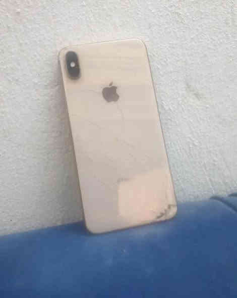 سلام عليكم ايفون  X max
 للبيع 
ذاكره ٦٤
بطاريه مبدله 
شاشه بلادي 
صهر مكسور فقت 
وبي رجه بل كأمره 
شرط نضافه غير ذن اي عيب ما بيه 
مكاني بنجه علي 
سعر ١٥٠ وبي مجال 
*********** كركوك
