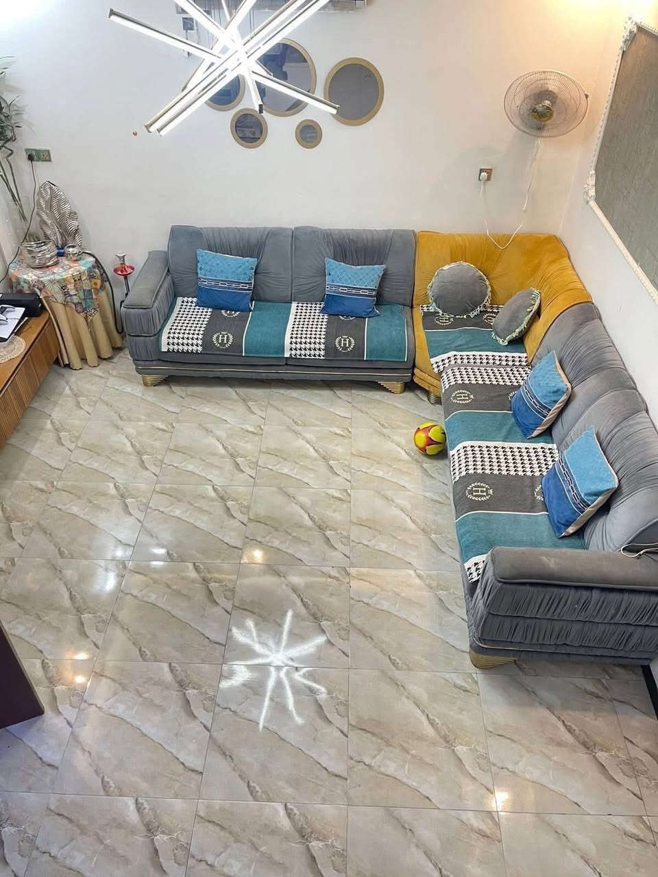 دار للبيع / حي الشباب / مقابل مجمع الرازي الطبي

مساحة 125 م / واجهة6 وربع / ونزال 20

بناء سنة 2013 / طابو صرف

طابقين :       طابو صرف
يحتوي على(( ٣ غرف ومطبخ وصالة وحولي وخدمات وكراج كبير + حديقة )

للاستفسار الاتصال على ( ‭0770 263 8124‬ )
