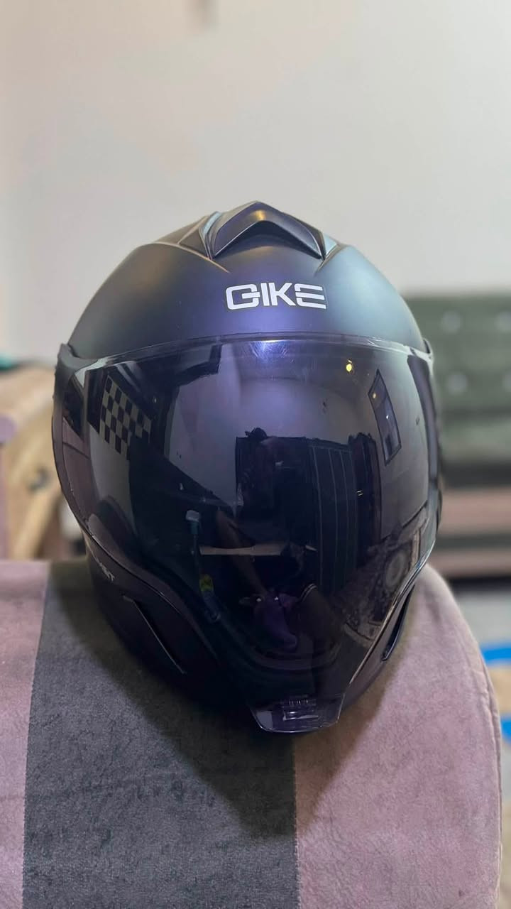السلام عليكم شباب..
للبيع خوذة شركة GIKE  بحالة ممتازة، نظيفة وخالية من الكسور أو الأضرار، مريحة أثناء القيادة وتوفر حماية جيدة. مناسبة للاستخدام اليومي والسفر.🫰🏻♥️

📌 الحالة: استخدام شهر فقط جامة مضللة وتتوفر قطعة اخرى معها.
📌 اللون: [اسود مع سماعة خوذة]
📌 الحجم: [XL]
📌 السعر: [40 قفل]
📌 الموقع: [حي الجامعة شارع 66 قرب شاورما غسان]
***********
للاستفسار أو التواصل على الخاص وحياكم الله.
