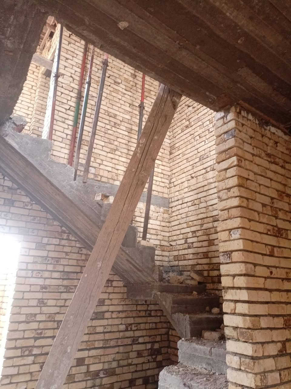 بيت للبيع 100 متر خلفي هيكل طابقين بناء كونكريت مسلح طابوك طابو الاول غرفه وصاله وديوانيه ومنور وصحيات واستقبال الطابق الثاني غرفتين وصاله طابو صرف ثاني يوم المداور ثالث بيت عن الركن عن شارع 20 الرئيسي العنوان الكامل تضحيه نهايه الشارع العياده حي الكرامه السعر 58 رقم الهاتف ***********
