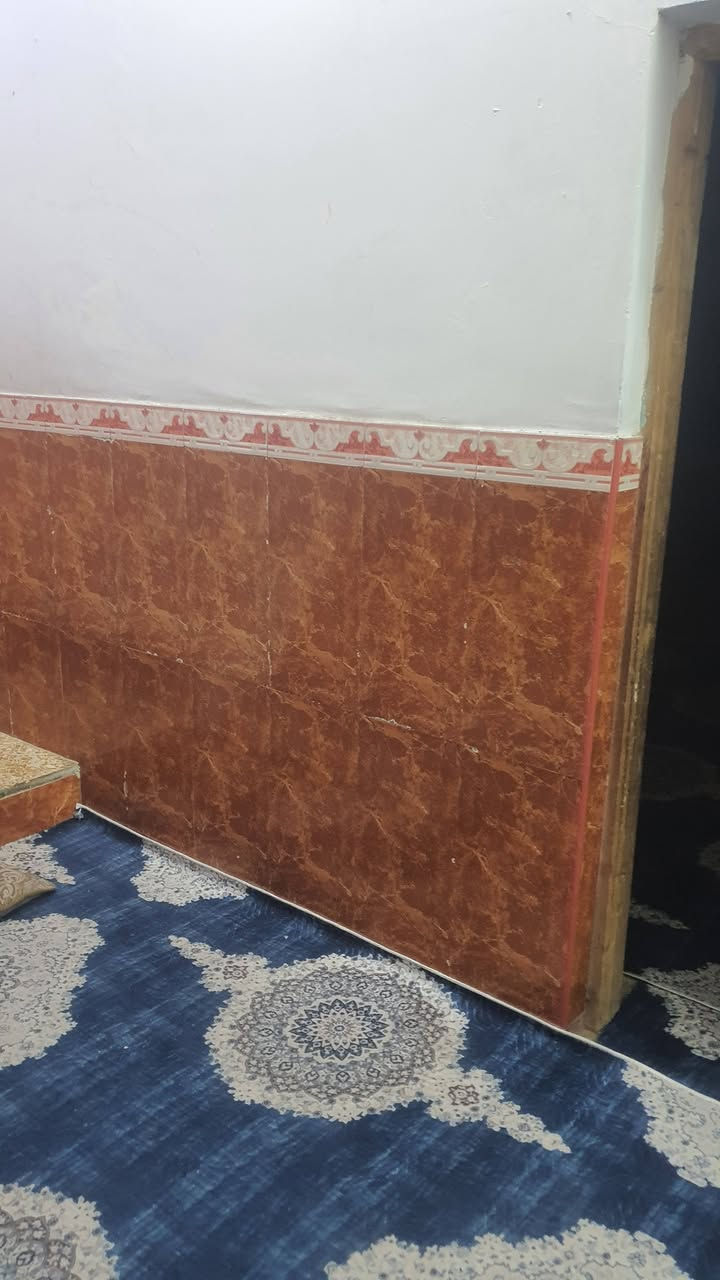 بيت للبيع حي العسكري مدارس قرب محطة الوقود  ٢٠٠م طابقين ركن حرف T   يتكون من بيتين كل بيت يحتوي على ٤ غرف نوم وصاله واستقبال ومطبخ حمامات٣  بناء حديث ٢٠١٨ درجه اولى   كذلك يحتوي على محل مأجر ١٥٠ كل شهر كذلك احد البيتين ماجر ٣٥٠ بيت مال جناي للاستفسار فقط الشراي يتصل على الرقم ***********
