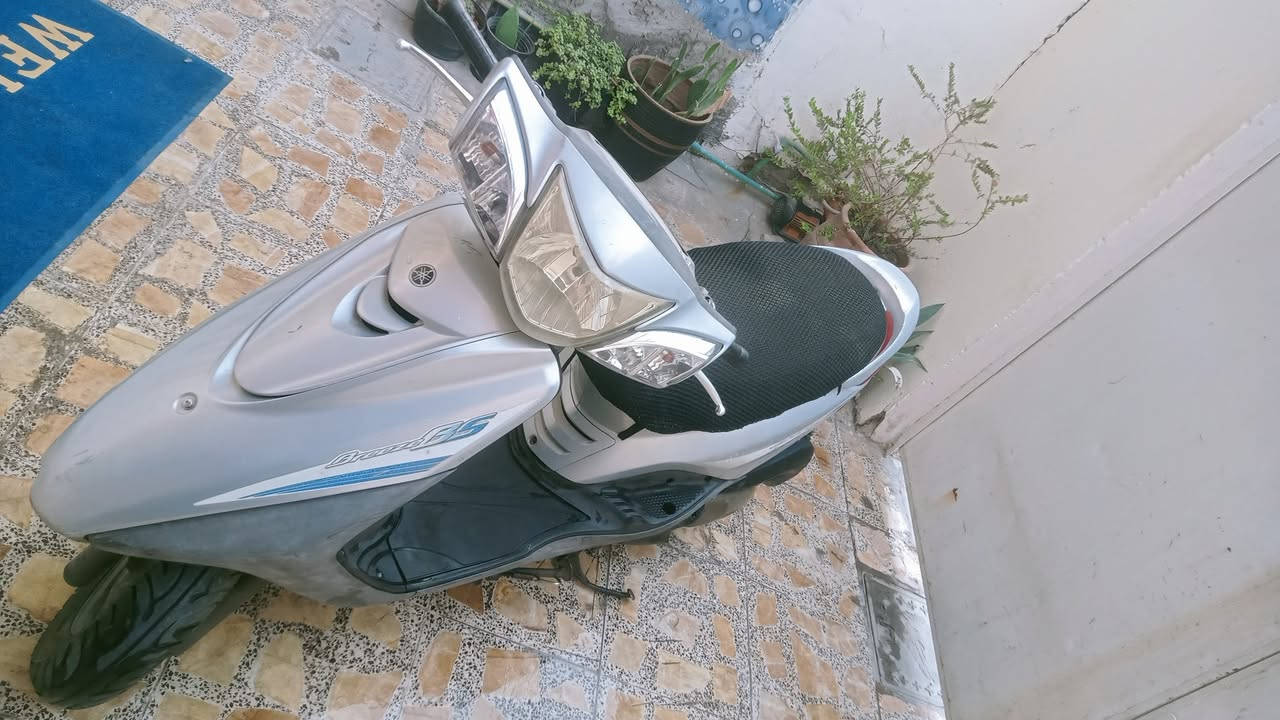 السلام عليكم ورحمه الله 
مكلف بالنشر
دراجه بريز صار شهرين من ماخذها من رمبه
دراجه نوزل مو كابريته 
كهربائيات كلها شغال . تشتغل هندر . نگره سلف 
مكينه مكفوله ممفتوحه ولا برغي
وبعدها على وضع البلاد
أوراقها ضايعه . 
مكاتبه بين البايع والمشتري
ومكفوله من سرقه وماشابه ذلك 
دراجه نظيفه وحلوه 

سعرها مليون و 150
وبيها مجال حگ الجيه

رقم صاحب دراجه
ه‍/***********
