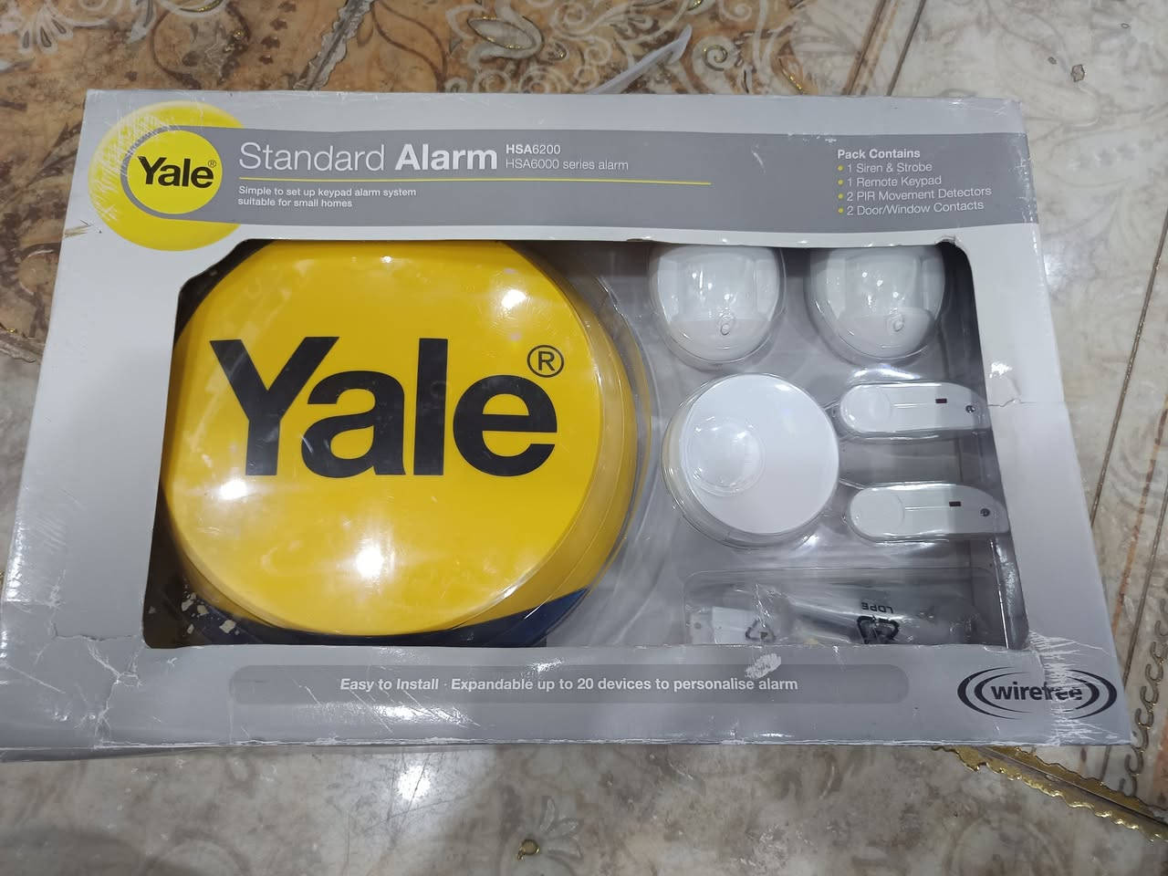 هذه الصورة تعرض نظام إنذار قياسي من Yale، طراز HSA6200/HSA6000. 
المحتويات: يتضمن النظام صفارة إنذار ومصباحًا ومفتاح تحكم عن بعد وجهازين استشعار للحركة (PIR) وجهازي استشعار للأبواب/النوافذ.
الاستخدام: نظام إنذار بسيط يعمل بلوحة مفاتيح، مناسب للشقق والمنازل الصغيرة.
التوسيع: يمكن إضافة ما يصل إلى 20 جهازًا إضافيًا لتخصيص النظام.
سهولة التركيب: يعمل بالبطارية وبدون أسلاك لسهولة التركيب.


**إذا كنت صاحب هذا الإعلان وتريد حذفه لأي سبب، رجاءا أرسل رسالة إلى الدعم الفني**