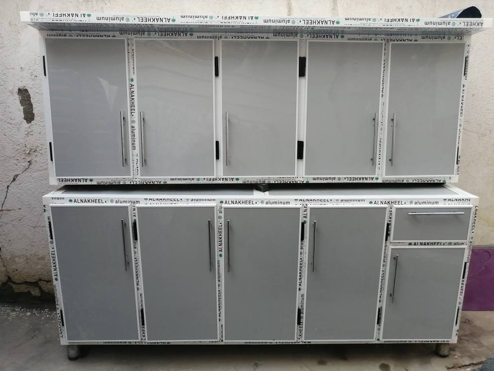 كاونتر للبيع قياس مترين استخدام شهر فقط بعده ببرادة المعمل يدات ستيل ..  السعر ٣٠٠ قفل
للاتصال  *********** عمارة, ميسان
