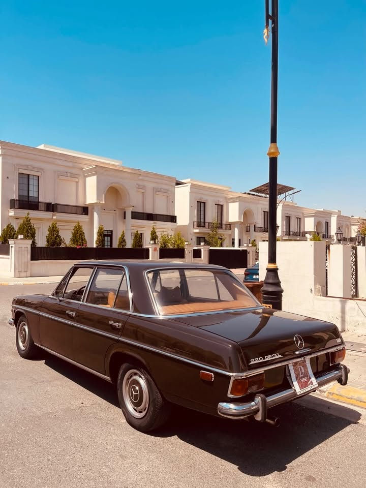 للبيع: مرسيدس بنز 220 كلاسيك - موديل 1969
😍
49,000km ماشي
فرصة مميزة لعشاق السيارات الكلاسيكية، سيارة بحالة فنية ممتازة وتجمع بين عراقة الماضي وراحة الحاضر.
مواصفات السيارة:
الحالة: السيارة بصبغ الوكالة (خالية من الحوادث)، مع وجود بعض الرتوش البسيطة في أماكن متفرقة.
الأصالة: السيارة بجميع قطعها الأصلية (بلاد).
التعديلات: تم تحويل ناقل الحركة (الگير) إلى "أوتوماتيك" لسهولة القيادة.
الإضافات: مجهزة بنظام تكييف (تبريد) يعمل بكفاءة.
الداخلية: فرش داخلي بلون "قيسي" فاخر وأنيق.
الضمان: الوكالة مضمونة وشرط الفحص.
الموقع: أربيل.
للاستفسار عن السعر أو للمزيد من المعلومات، يرجى التواصل عبر الاتصال أو إرسال رسالة على الرقم التالي:
📞 ***********
