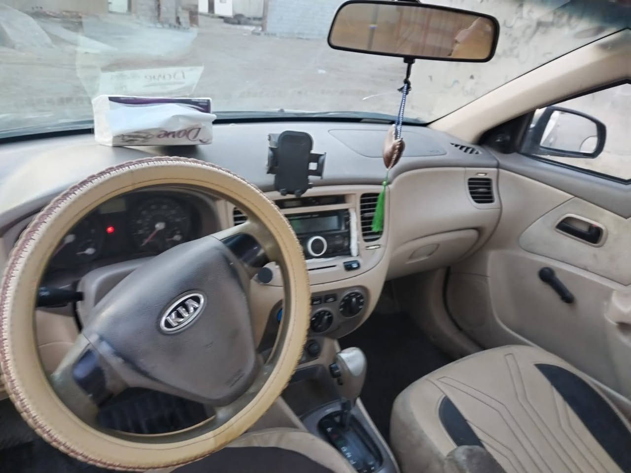 السلام عليكم كيا ريو 2007 وراد امريكي المحرك 1600سياره ناعمه وحلوه الكير خير من الله الكهربائيات كله شغاله السياره على وضع الشركه دواخله تخبل نقص بيه كمبريسر التبريد ولاستيك ولف ترايك للبصره بيه جراد وبالحقيقه السياره احلى من الصور نصبته حلوه السعر 66 وبيه مجال وشرط التحويل رجائاً المو شراي لايكسر بحلال العالم مكان السياره بغداد تقاطع النهروان رقم الهاتف ***********
