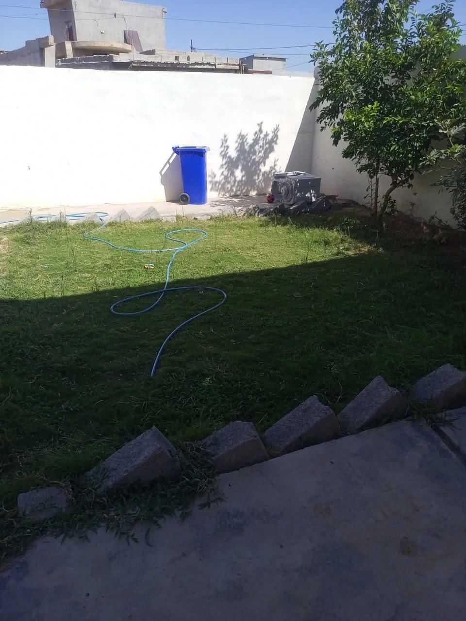 الدار للبيع 
المساحة 250
المنطقة خلف الخضر 
اول فرع يبعد عن الشارع الصب 50 متر 
سقف ثانوي 
الشراي اتصل او تعال خاص وتدلل 
***********
