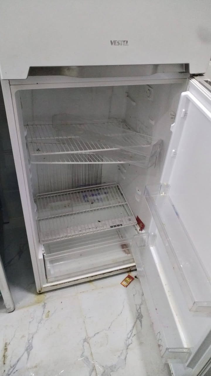 السلام عليكم للبيع ثلاجه 150 مجمده 150 كنتور 125 مكاني بغداد نهاية الشرطه الخامسه منطقه سويب للاستفسار *********** علما شغالات وبدون تصليح
