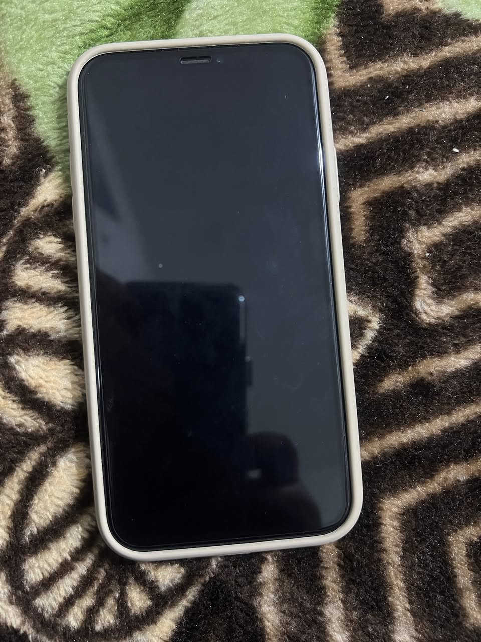 آيفو XR نضافه 100
ذاكره 128
بطاريه 80
جهاز مكفول على وضع الشركه 
للاستفسار 
***********
