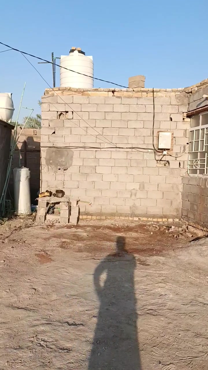 مشتمل لبيع 100 مربع يحتوي على غرفه4في4 ومطبخ بار3في3 ومطبخ حار وصاله8 في4 وحمامات وطرمه بره ماكمله عنوانه بلكوت منطقة اليوسفيه مقابيل الترتان المنطقة مخدومه مي وكهرباء جديده مدراس البيت مرقم من البلديه البيت سعره15 بناء حديث رقمي***********
