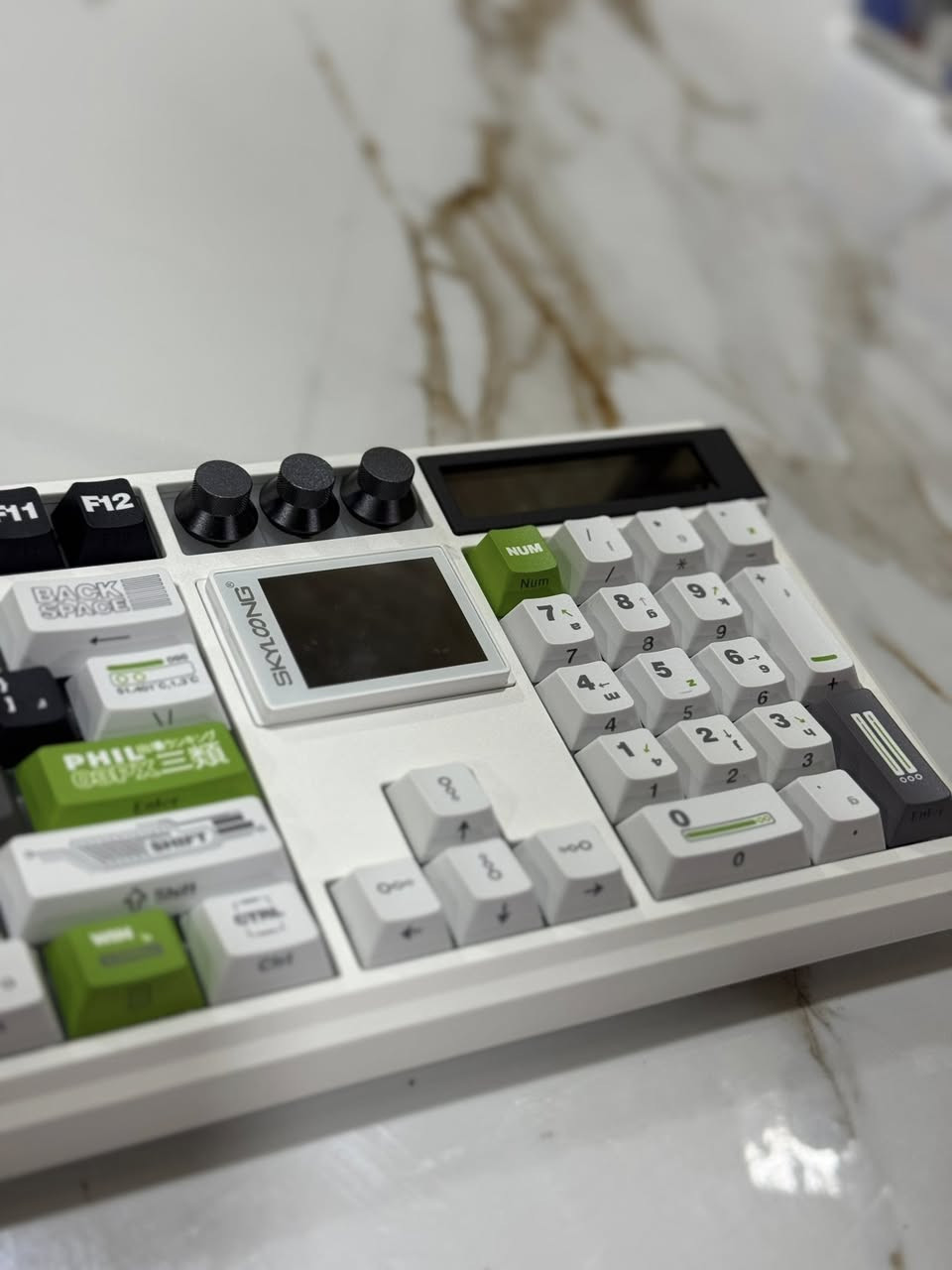 كيبورد احترافي skyloong GK 104 Pro 3 Modes dual screen

 Full size ميكانيكي
بلوتوث ١+بلوتوث ٢+واير
باتري ضخم 8000mAh
شاشتين حجم كبير قابلتان للبرمجة
3 بكرات قابلة للبرمجة
 
للاستفسار مراسلة الصفحة او الاتصال على الرقم *********** واتساب
يوجد توصيل لجميع محافظات العراق
