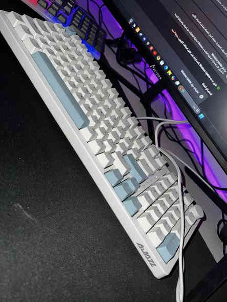 ⸻

🎮💥 للبيع حاسبة ألعاب احترافية متكاملة – أداء خارق وتصميم فخم 💥🎮

🚀 مواصفات الجهاز الأساسية:
 • 🔹 المعالج (CPU): Intel Core i5-12400F – الجيل الثاني عشر (12th Gen)
أداء مذهل في الألعاب والبرامج الثقيلة مع 12 نواة وسرعة تصل إلى 4.4GHz Turbo
 • 🔹 اللوحة الأم (Motherboard): ASRock H610M-HDV/M.2 R2.0
تدعم أحدث تقنيات التخزين والرام، مستقرة جدًا للألعاب والاستخدام الطويل
 • 🔹 كارت الشاشة (GPU): NVIDIA GeForce RTX 4060 8GB
كارت قوي جدًا لتشغيل كل الألعاب الحديثة على إعدادات Ultra بدقة 1080p و 1440p
يدعم تتبع الأشعة (Ray Tracing) و DLSS 3 لأفضل أداء وجودة رسومات
 • 🔹 الرام (RAM): 16GB DDR4 بسرعة عالية (قابلة للترقية)
 • 🔹 التخزين:
 • SSD رئيسي (C:) بسعة 230GB لتثبيت النظام والألعاب
 • SSD ثانوي (D:) بسعة 234GB لتخزين الملفات والمشاريع
سرعة تشغيل خرافية – يشتغل النظام خلال ثوانٍ فقط

🧊 نظام التشغيل: Windows 11 Pro 64-bit
🎮 DirectX 12 Ultimate لتجربة ألعاب انسيابية بدون تقطيع

⸻

🖥️ الشاشات:
 • شاشة AVETRON قياس 24 بوصة بدقة عالية وألوان واقعية
 • شاشة HP ZR2240w مثالية للبث أو المراقبة الجانبية أثناء اللعب

⸻

⌨️ الملحقات (Gaming Gear):
 • كيبورد AVAZZ بإضاءة RGB احترافية ولمسة مريحة
 • ماوس Redragon M913 Impact Elite لاسلكي RGB بعدة أزرار قابلة للبرمجة
 • ماوس باد أسود RGB متعدد الألوان بإطار مضيء أنيق
 • سماعة FANTECH HQ52S TONE+ RGB صوت محيطي واضح مع إضاءة مذهلة
 • ميز أبيض على شكل حرف L بتصميم عصري ومساحة كبيرة لترتيب الشاشتين والملحقات

⸻

📍 الموقع: كربلاء شهداء سيف سعد 
💰 السعر: 1,300,000 دينار عراقي (قابل للتفاوض للجادين فقط)
رقم موبايل ***********⚡
🧩 جاهزة للتجربة أمام المشتري – الأداء مضمون 100٪

📩 للتواصل عبر الخاص أو التعليقات 🌟
لا تفوت الفرصة، الجهاز شبه جديد وبأداء ممتاز للألعاب، التصميم، والبث ال
