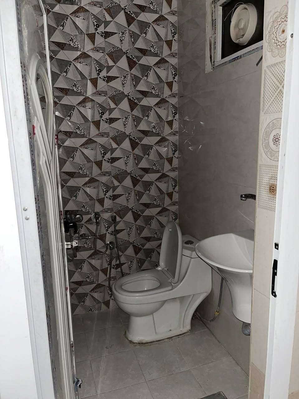 متاح بيت للبيع
المساحة ٥٥ متر واجهة ٣.٣٠ نزال ١٦
صالة ومطبخ و٣ غرف نوم 
صحيات فوك وجوا بيت جديد 
العنوان حي سومر الفلكة الثانية قرب شارع المدارس
السعر ١٦٥ وبيه مجال 
للاستفسار ***********
