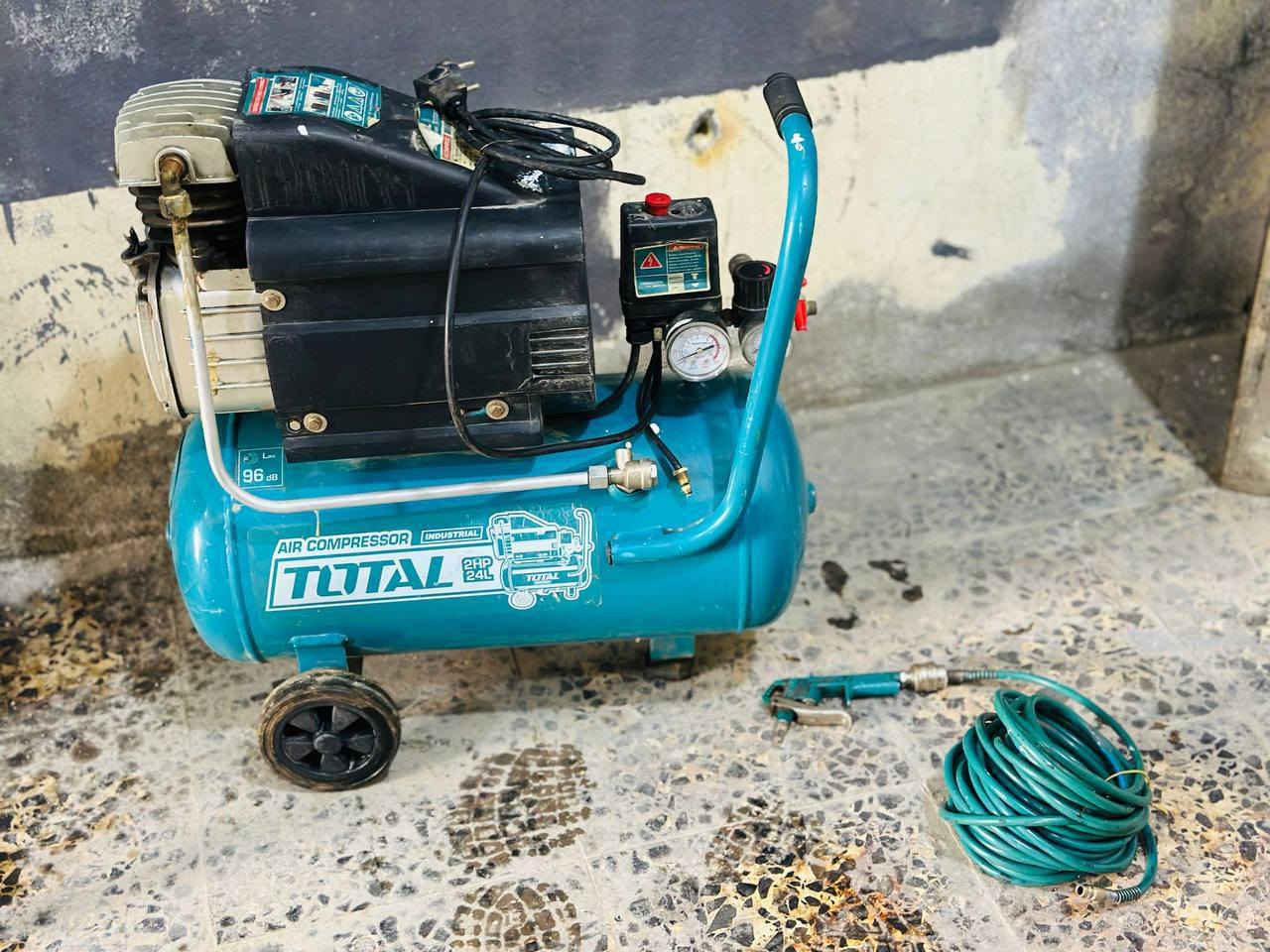 كمبريسر هوه 24 لتر 
أصلي شركه توتل مشتغل تقريباً شهرين 
مثل مو واضح بل صوره جديد وشغال شرط الفحص 
بس هاي الفضله مزروفه وسنها ممرود السعر 100 وبي مجال قليل 
العنوان 📍 حله شارع 80 ستدارت حي العسكري 
☎️ ***********
