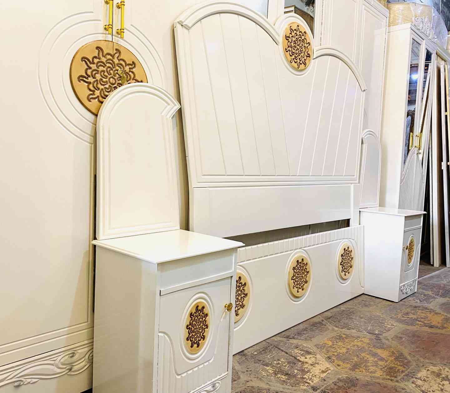 موديل جديد 🆕 وسعر مناسب 🔥جداً 

غرفه نوم نجاره عراقيه 8 قطع بسعار تنافسيه 
نوع الخشب كبس . وجه 6 ملم hdf. نقش cnc
                             داخل عادي 4 ملم 
         صبغ حراري (شذره)
مكونات الغرفه ؛
                     كنتور 6 باب 
                     زاويه 2 باب بارتفاع الكنتور 
                     ميز مرايه 
                     تاج جربايه 
                     كومدي جربايه تاج  عدد 2 
                     كومدي تلفاز 
                    طول الكنتور 3,20
                     ارتفاع الكنتور 240
                          ( يده سيبو )
      مع كل غرفه هديه 
توفر شازلونه حسب الطلب 
توفر خدمة شد ونقل 
لمعرفه التفاصيل التواصل مع الصفحه
او على

‏‭0771 335 3142‬

*********** 

#غرف #نوم #عراقيه #اسعار #مناسبه 
#عروض #رمضان #رمضان_مباركツ
