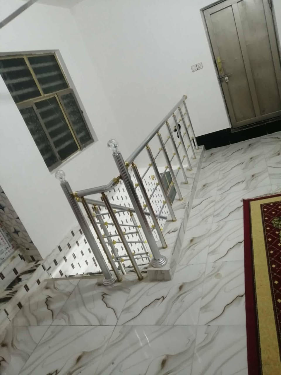 سلام عليكم بيت 100.متر حي النداء المنطقه بل 50-الف طابق اونص الطابق الاول غرفه وصاله ومطبخ مغتوح اوستقبال اوتخاريخ داخل وخارج الطابق الثاني غرفه وصاله اوتخاريج البيت طابو صرف بسمي قرب مدرسه الئبتدائيه  الاتصال عل واتساب او رقم ***********----السعر 95--. مع
،
