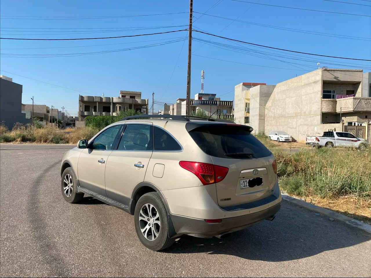 السلام عليكم.. هيونداي فيركروز 2008 خليجي كفالة عامة السيارة فول مواصفات 1/1
محرك V6 3800 (سته سلندر)
بصمة تشغيل وبصمة أبواب
سلايد (فتحة سقف) 
شاشة + كاميرا خلفية + حساسات خلفية
كشنات جلد كهربائية مع خزن 
تحكم ستيرن جهتين + مثبت سرعة (كروز كونترول)
ستيرن تحكم كهربائي
7 راكب (3 قطع تبريد ثلج)
لايتات زنون عالي ناصي + زركات لايتات أمامية بالدعامية.
إشارة بالمرايا + صندوق خلفي كهربائي.
السيارة بيها سونار كامل جاهز
رقم دولي نينوى، التحويل ثاني يوم شرط
كير شرط، محرك شرط 
مكان السيارة: الموصل
السعر 123$ وبيها مجال للشراي
للاستفسار ***********
