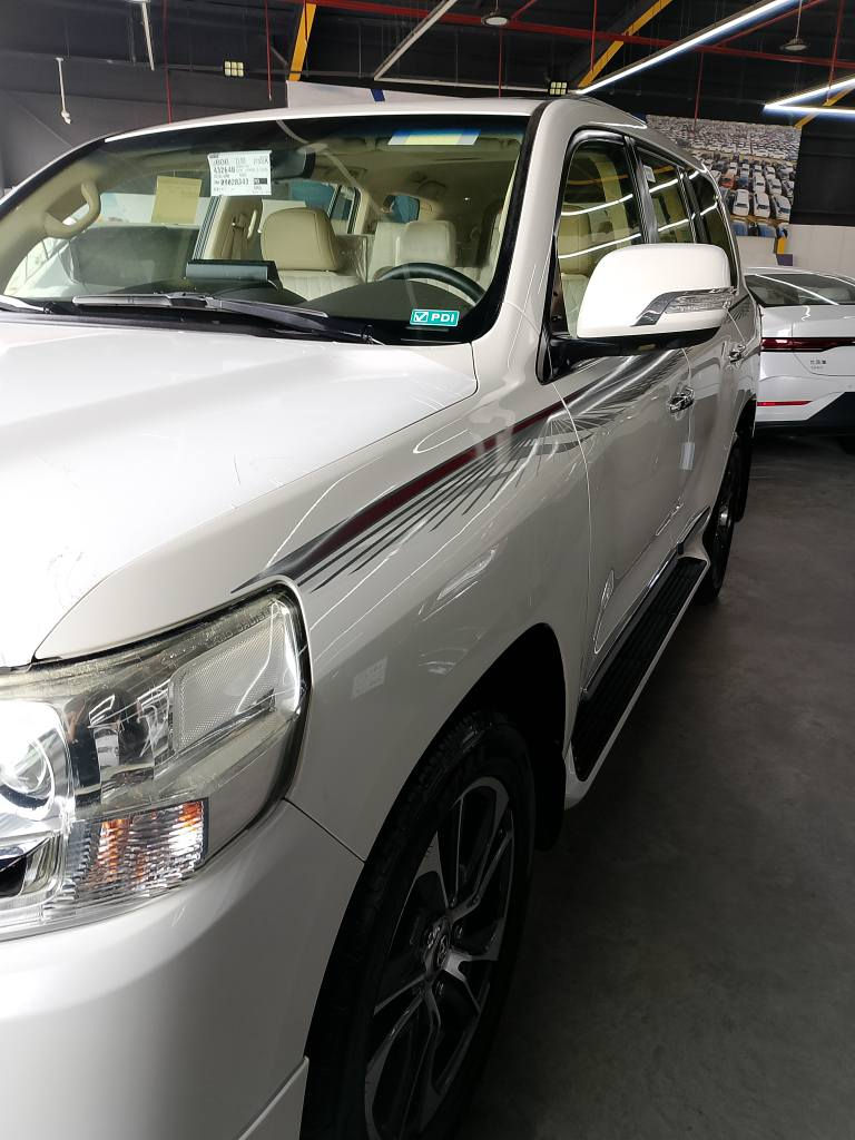 : Toyota Land Cruiser GXR 🚨
🗓️ مۆدێل: 2016
⚙️ جۆری بزوێنەر: 6 پستۆن 
✨ مواسەفات: GXR (شاشە و کامێرا، بەفرگر/Cool Box، کوشنی شۆفێر کارەبایی، لایتی LED)
🛣️ ڕۆیشتوو: 132,000 کیلۆمەتر
🔧 گێڕ و مەکینە: بە شەرت و بێ کرانەوە 
🎨 باری بۆیاخ: بەشەرتی بێ بۆیاخ و بێ سارد (تەقە و ڕەقەی تێدا نییە، زۆر پاکە)
📍 شوێن: سلێمانی
📞 ژمارەی مۆبایل: ***********
(یان بۆ زانیاری زیاتر و ڕێککەوتن لەسەر نرخ، نامە بۆ/خاس بنێر السليمانية, العراق
