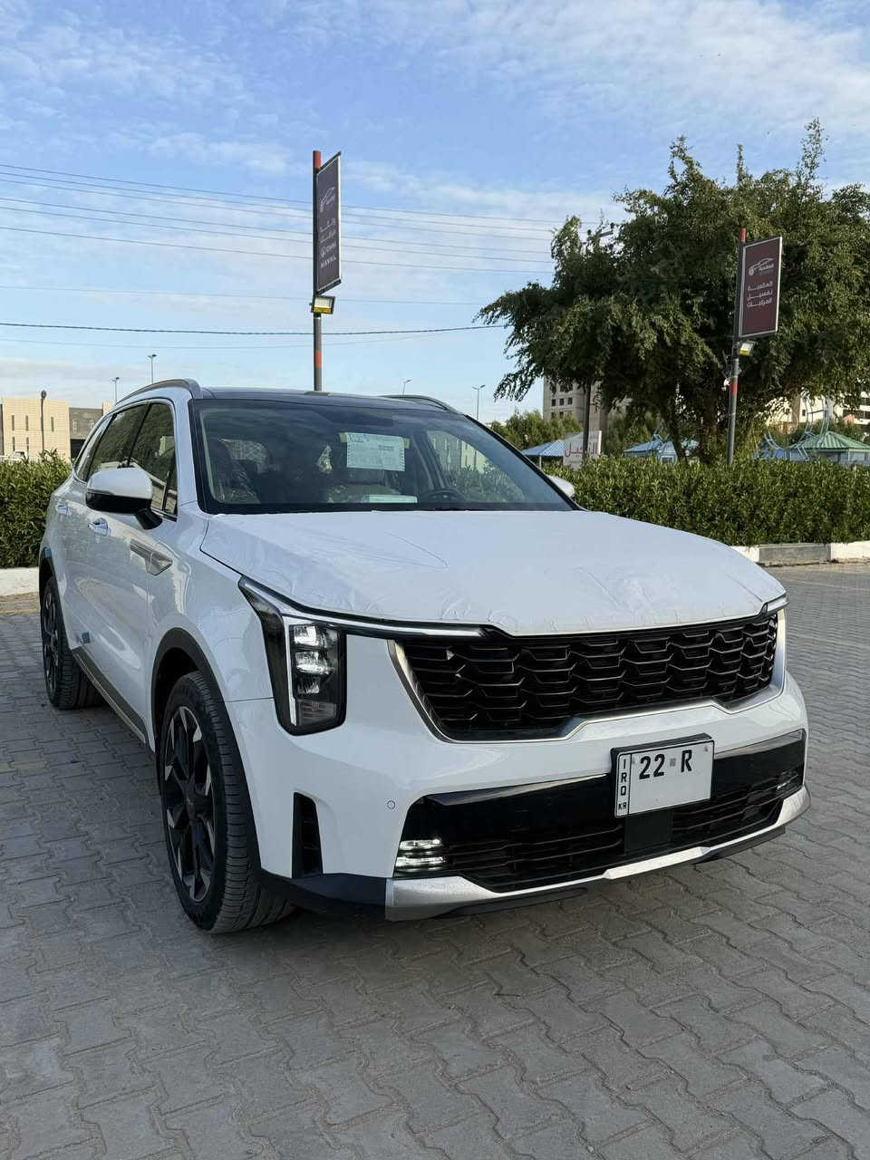 سورينتو 6 سلندر بانوراما
الموديل: 2025 (خليجي)
المحرك: 6 سلندر، 3500
ماشيه 20 الف ضمان وكالة nim 

السيارة كفالة عامة وجديدة استخدام شخصي فقط ملاحظة جداً بسيطة تكحيل بالدعامية الخلفية

المواصفات:
* سقف بانوراما
* ويل 20 
* صندوك كهرباء
* دخول وتشغيل بصمة
* تشغيل عن بعد
* هاند بريك كهربائي
* إنارة داخلية متعددة الألوان
* عدادات رقمية متصلة ومتغيره مع شاشة وسطية كبيرة.
* كاميرا خلفية مع حساسات امامية وخلفية.
.Android Auto و Apple Carplay نظام *
* مكيف ثلاثي المناطق مع وحدة تحكم خلفية.
* أنظمة قيادة متعددة ومثبت سرعة ذكي.
* المصابيح الأمامية والخلفية زينون مع كشافات ضباب.
*شحن لاسلكي للهاتف.
*بردات بالبوب
كشنات كهرباء الامامي والخلفي
درايف مود اربع وضعيات قيادة
بصمة أبواب
تبريد بيانو لمس

السعر (332)
مكان السيارة النجف غير متواجد ع الفيس
***********
