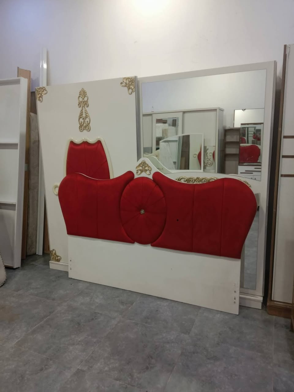 غرفة نوم 5 قطع 350 مع نقل وشد واصل داخل اربيل فقط للتواصل ***********
