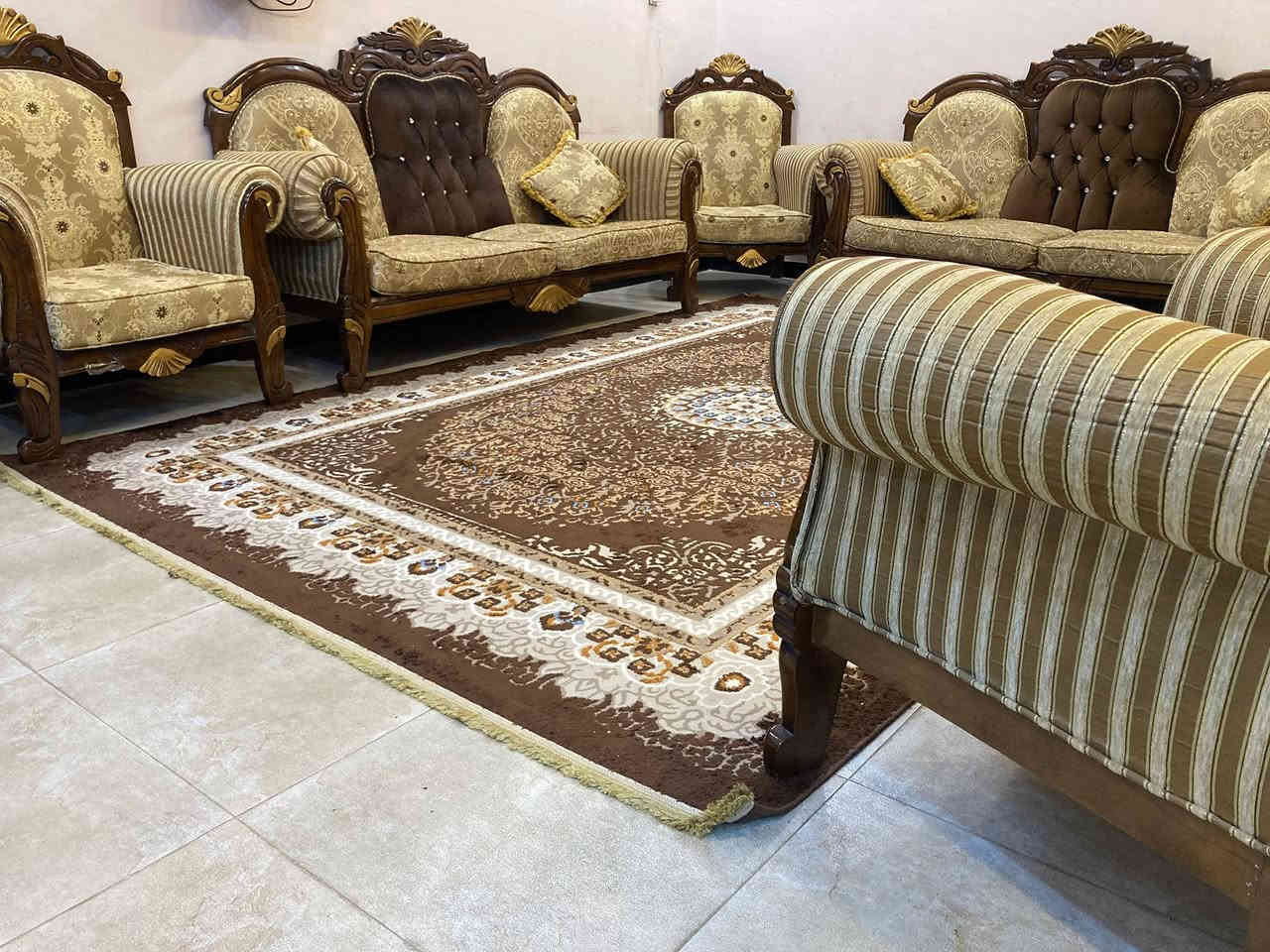 للبيع !!
تخم قنفات خشب زان عشر مقاعد عباره عن اربع كراسي وقنفتين بطول 2 متر  . التخم  نضيف وخشبه قوي و ارتفاع  الاسفنج 10 سانتيم داون لوب + كاندز 
سعره 750 ألف .. 

مكاني كربلاء , تلفون + واتس اب  : ***********
