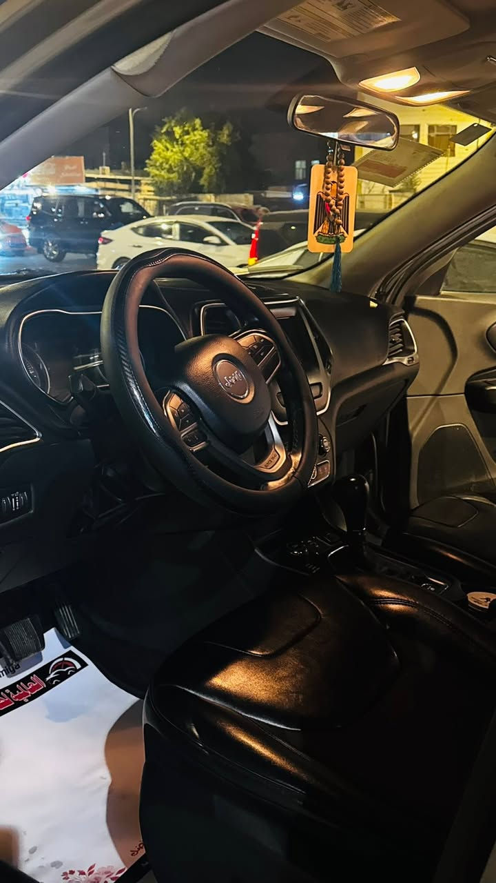 🚘 جيب بزون 2019 فور ويل  لايتود
✅ محرك 2000 تيربو
✅ الممشى: 107 ألف كم
✅ حدادية خير من الله
✅ تبريد ثلج
✅ رقم بغداد جديد (مشروع وطني) بااسمي 
✅ تايرات جديدة
✅ إدامة كاملة 
✅ السيارة نظيفة جداً واستعمال شخصي

🔹 حادث خفيف  وتم إصلاحه بشكل ممتاز، ضرره بالعراق فقط بجانب السائق يم يده الباب دحجه صغيره  عند الحافة.
🔹 دواخل السيارة وبديها نظيفة جداً ومال جناي.
🔹 السيارة جاهزة ولا تحتاج أي مصروف.

💰 السعر: 135 ورقة للاستفسار ***********

