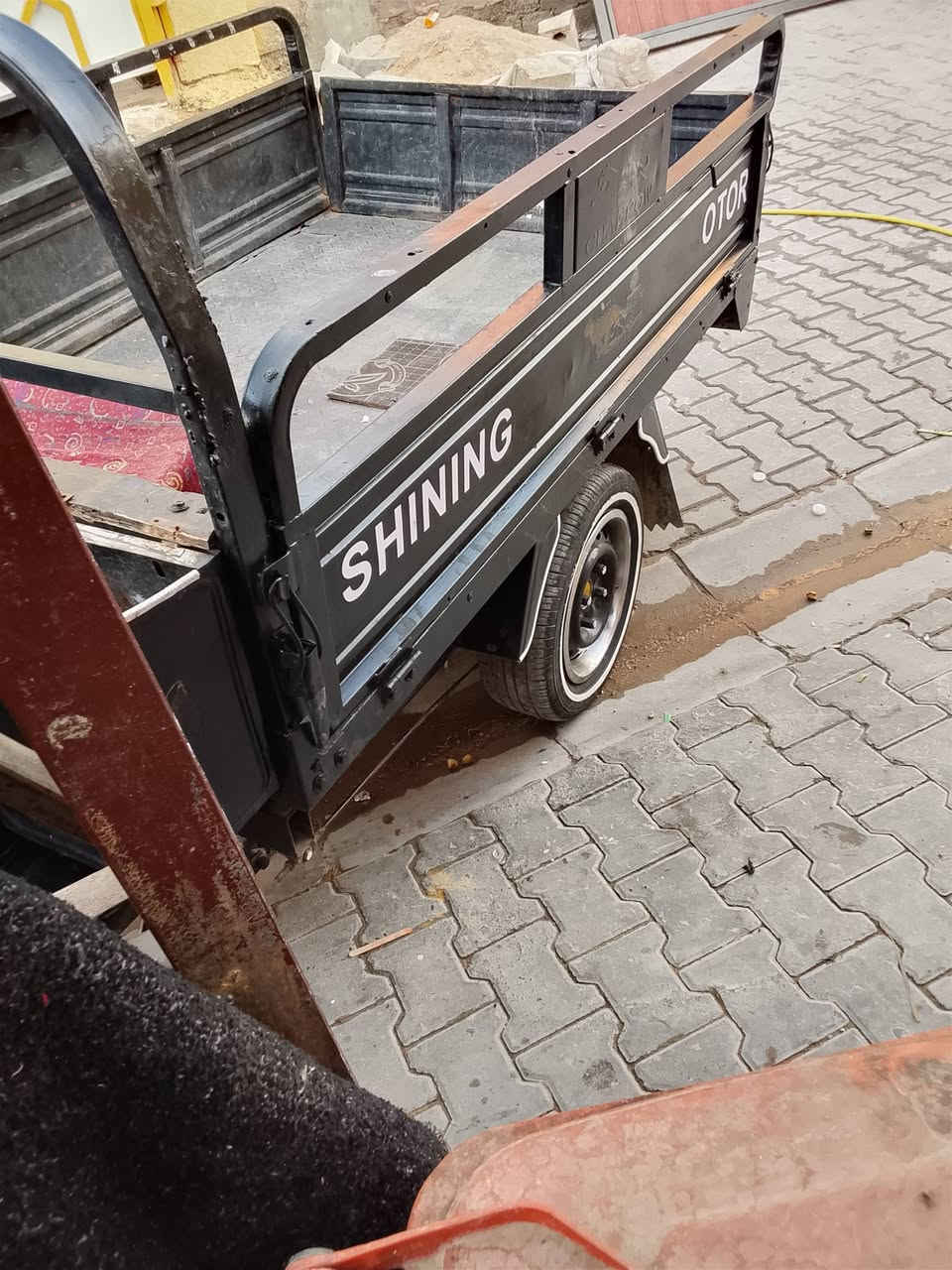 سلام عليكم سوته للبيع مكفوله موديل 19بيه محرك 24شاصي مكفول ركبه مكفوله من الحيم السعر واحد 450وبيه مجال لشراي مكاني بغداد سبع قصور اليريده يخابر هاذه رقم راعيه ***********
