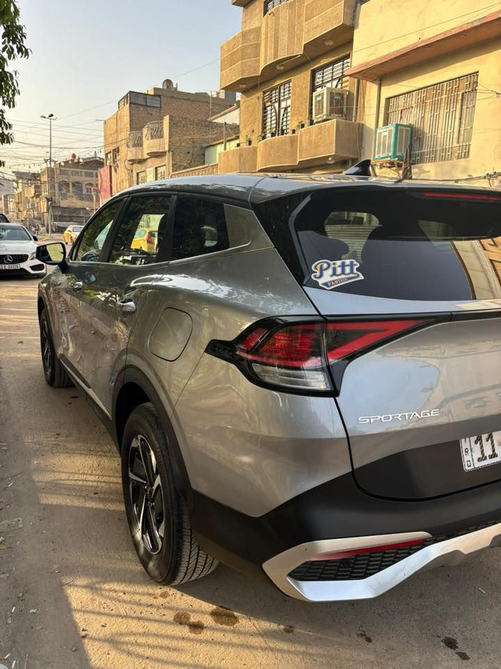السلام عليكم. كيا سبورتج ٢٠٢٣ هايبرد وارد امريكي. الحادث دعامية امامية فقط بدون ايرباك. ماشية ٥٣ الف كم. 
المواصفات: محرك ١٦٠٠ تيربو، دفع رباعي، شفتات ستيرن، انظمة قيادة، انظمة سلامة، اوتو هولد، محافظة على المسار، رادار امامي، تبريد قطعتين، تدفئة كشنات امامية حساس خلفي. السعر ١٩٢ ورقة. الاتصال على الرقم ***********
