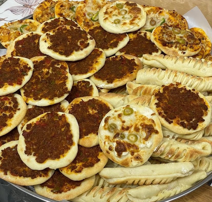 معجناتنا غير طعم 😋🥐
هشاشة بالعجينة، وحشوات تشهي، وطعم يرد الروح ✨
كلها تنعمل يومياً حتى توصلكم طازجة ولذيذة �