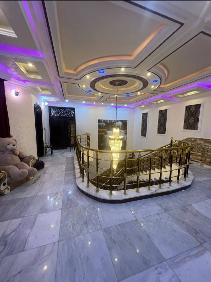 يعلن مكتب عقارات ابو انور فرع الطويسه عن وجود دار طابقين للبيع حديث بناء ٢٠٢٠ موقع متميز منطقة حي الأندلس مساحه 400 متر واجه 13.5 في عمق 30 متر  الطابق الأرضي يحتوي على ديوان كبير وصاله كبيره وغرف منام كبيره عدد/2 نظام سويت وصحيات عدد/3 مع ولوندري ومطبخ كبير ومخزن تابع للمطبخ وحديقه عدد/2 وكراج عدد/2
الطابق الأول غرفتين منام كبيره وصحيات عدد/2  مع شقه منفصله مساحه 100 متر عباره عن غرفتين منام وصحيات ومطبخ وصاله مكان راقي ممتاز الستفسار الاتصال//***********//***********// كما نستقبل جميع عروضكم وطلباتكم التجارية والعقارية المكتب مجاز قانونيا المكتب ماقبيل مطعم الحسون عقارات أبو انور فرع الطويسه
