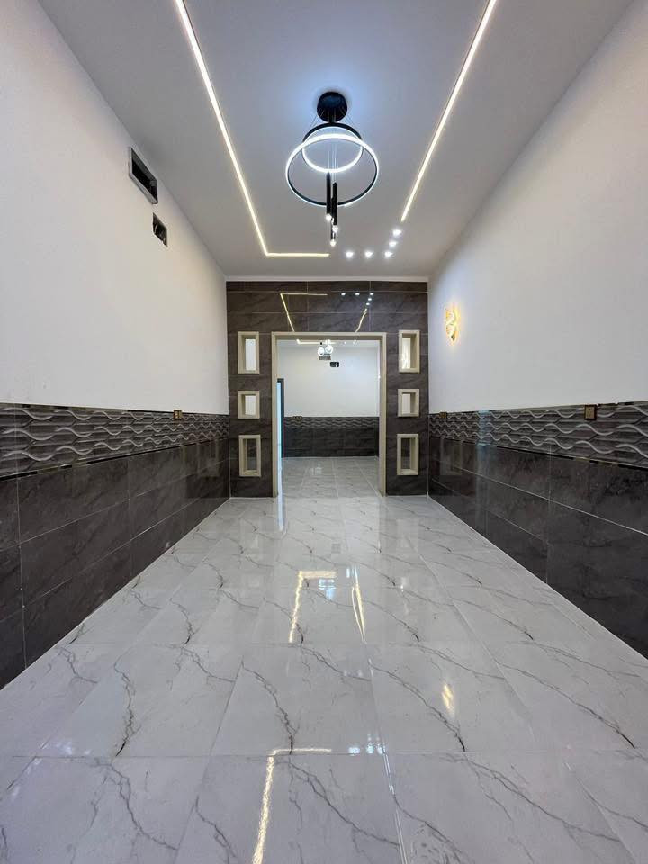 السلام عليكم ورحمة الله وبركاته #مكتب_الغوالي
بيت للبيع في حي المشراك خلف مطعم كباب عرفان

🔹 المساحة : 100م ، الواجهة : 6م طابقين زيرو تسليم فوري مفتاح 🔑 

🔹 سند طابو ملك صرف شرط التحويل وقرار التمليك

🔹 اساس البيت مصور لدنيا بالكامل من تغيير التربة الى اخر مرحلة 

🔹 بناء هندسي على الطراز الحديث فول مواصفات

ط1 : كراج ، استقبال ، هول ، مطبخ ، غرفة نوم ، صحيات

ط2 : ثلاث غرف ، هول ، صحيات ، بيتونه ، سطح كاشي

مجهز بالكامل بكافة الانظمة الحديثة -

دكتات - سبالت - غسالات - انترنيت - دشات - كاميرات

للاستفسار اكثر مراجعة #مكتب_الغوالي الكائن في حي السماح الاركان قرب مدرسة السماح الابتدائية وقرب مول القمة على شارع 20 او الاتصال على الارقام التالية -

***********

***********
