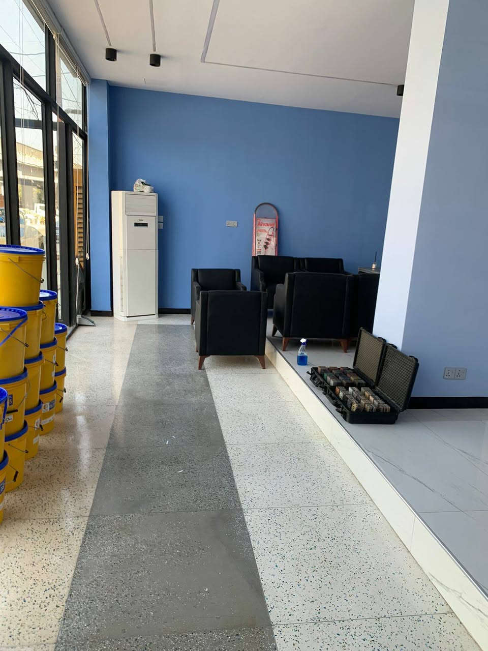 السلام عليكم .

محل جاهز للأيجار يصلح ( حلاقه . مكتب عقار . اسواق )
 مجهز بديكورات حديثه وتشطيب جديد كما موضح بالصور ومساحه واسعه بموقع مميز .

📍الكراده / خدمي جسر الربيعي 
📞 للتواصل / ***********
