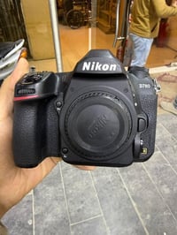 نيكون D780 الغنيه عن التعريف  شتر معابر 60 الف نضيفه جداً مع وصل الشرا...