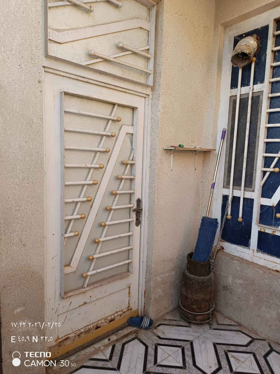 بسم الله الرحمن الرحيم
‏
‏دار سكن فرعي  للبيع المساحة ( 140 متر ) 
‏منطقة حي الجوادين ( شارع النفط ) خلف حسينة بيت جليب محسوب ع شارع بيت درجال قريب عن الشارع العام 
‏مكون من غرفيتن نوم 
‏الاولى 5 × 4
‏والثانية 380 × 4
‏مطبخ 
‏استقبال كلة سيراميك 
‏هول ع طول البيت 
‏حمامات داخلية وخارجية 
‏درج باية ومراية 
‏يحتوي ع مخزن عمل ( جينكو ) فوق السطح
‏السطح ( ايزو كام ) درجة اولى 
‏كامل خدمات انترنيت ضوئي  ( ماء + مجاري ) بالباب .. 
‏باقي بس الصب .. شارعة الرئيسي حاليا مقشوط وراح ينصب 
‏البيت بحالة ممتازة كامل ما ناقصة اي شي جيب غراضك واسكن 
‏السعر و الاستفسار الاتصال ع الرقم ***********
