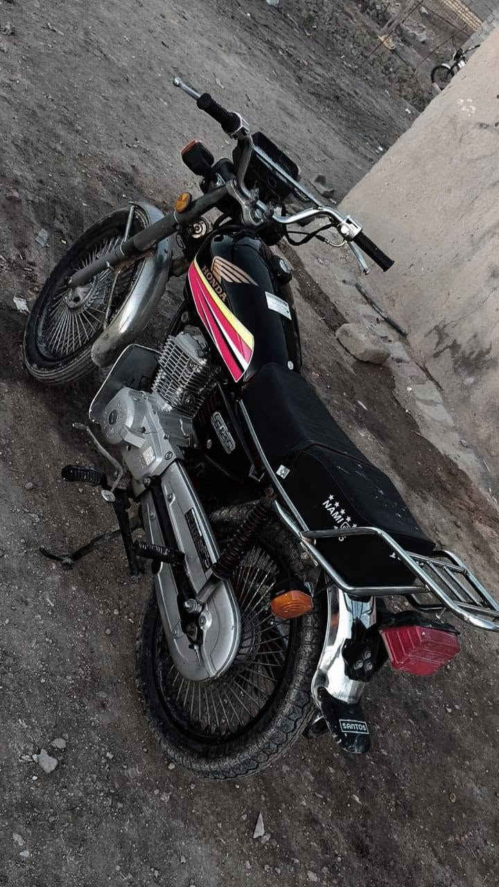 سلام عليكم دراجه نامه مديل20 مكينه مامفتوحه. كلك كهربائيات شغاله نقص جاملغ امامي ودشبول وبك لايت فقط دراجه نضيفه كلش وشلعتهه قويه. سعر 300.وبيهه مجال . *********** متواجد اتصال واتساب.

