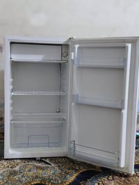 ثلاجة صغيرة شغالة ونضيفة ب45 الف المكان الدولعي بشارع الغاز الرقم 0774...