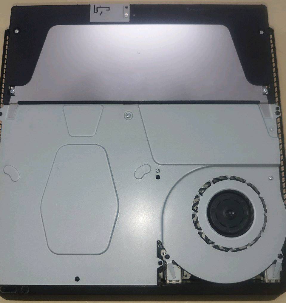 بلي 4 للبيع 
نضيف مستعمل قليل 
ما مفتوح ولا داخل تصليح 
ذاكره 500
نظام 12:52
2 جوستك اصلي
مع الوايرات
قرص فيفا 23
قرص كود اوف ديوتي بلاك اوبس 3 
 للتواصل خاص 
او على الواتساب ***********